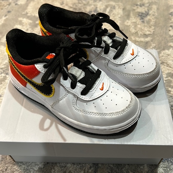 AIR FORCE 1 LV8 TD 'ROSWELL RAYGUNS' Toddler size 9 - Picture 1 of 3